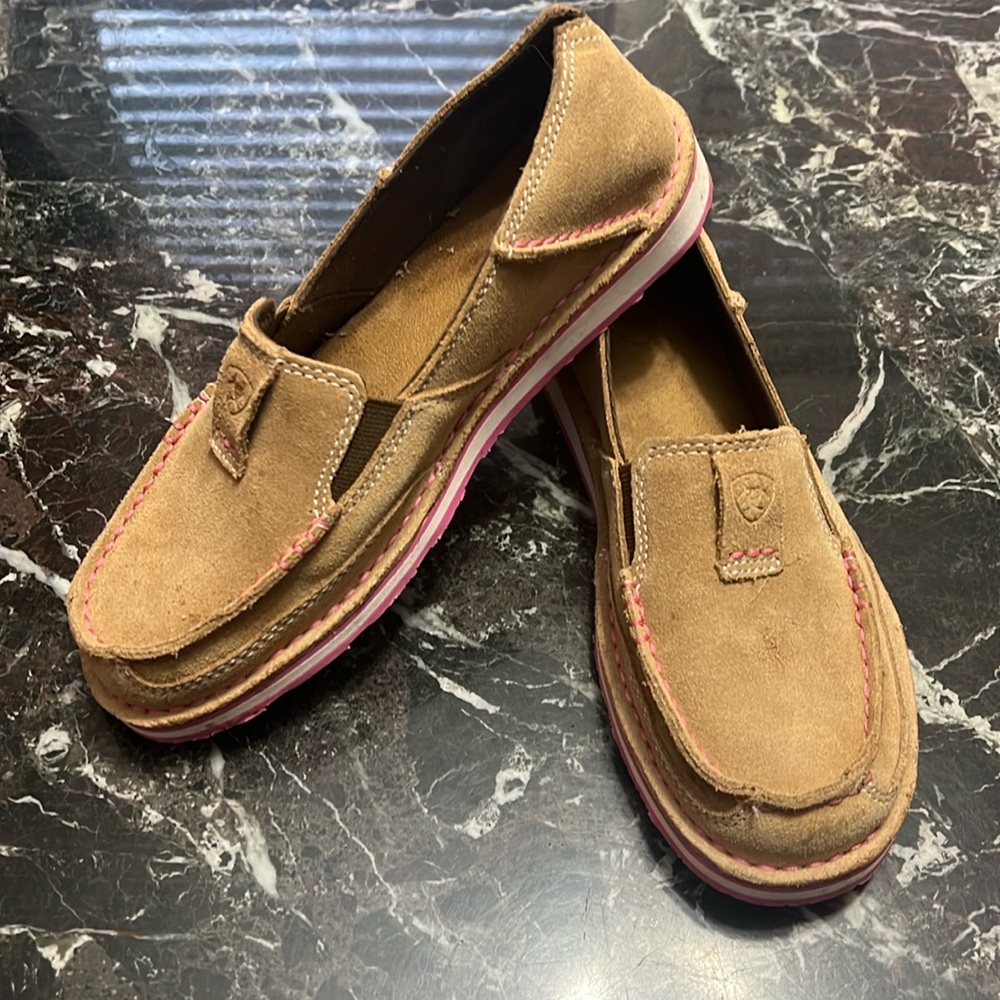 NWT ARIAT Women’s slip ons size 6